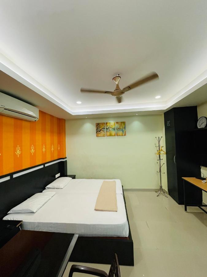 Lodge Omar Residency *