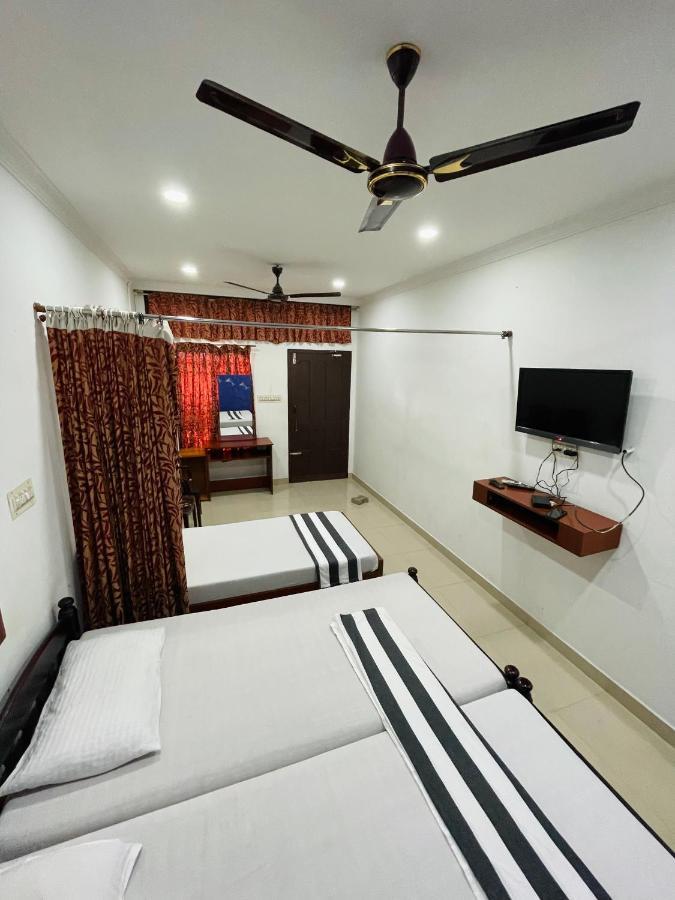 Lodge Omar Residency *