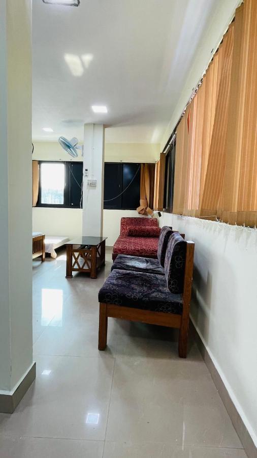 Lodge Omar Residency *