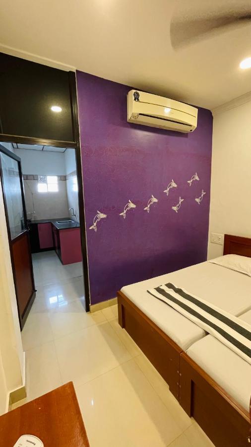 Lodge Omar Residency *