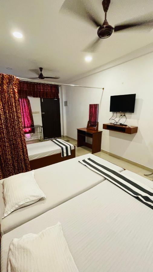 Lodge Omar Residency *